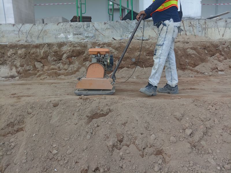 Compactador de solo para locação OBRASLOC